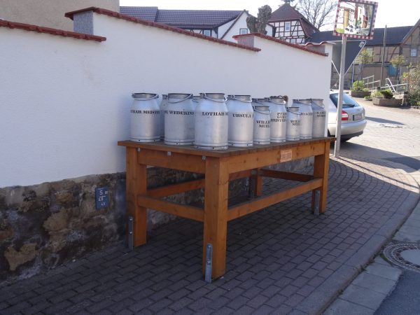 Milchkannen in Helmsdorf