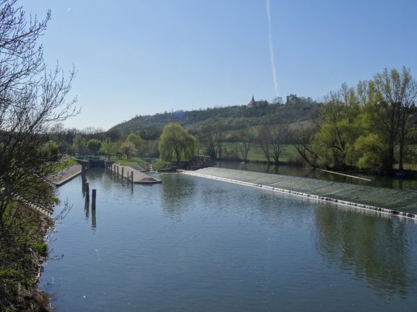 Zeddenbach mit Schleuse und Blick nach Zscheiplitz