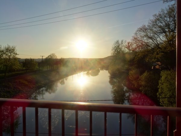 Blick von der Hennebrücke auf die Saale bei Sonnenuntergang, dem Ende des Unstrutradweges