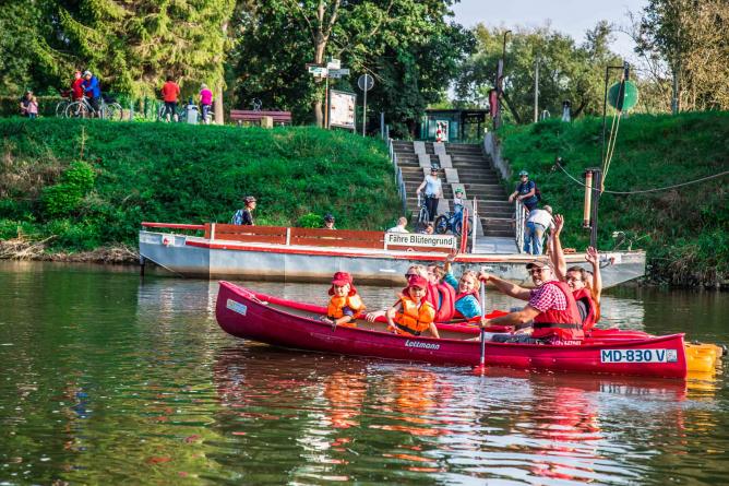 Fähranleger Blütengrund mit Paddelboot