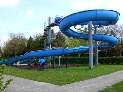 Badestrand am See mit Rutsche Badestrand am See mit Rutsche