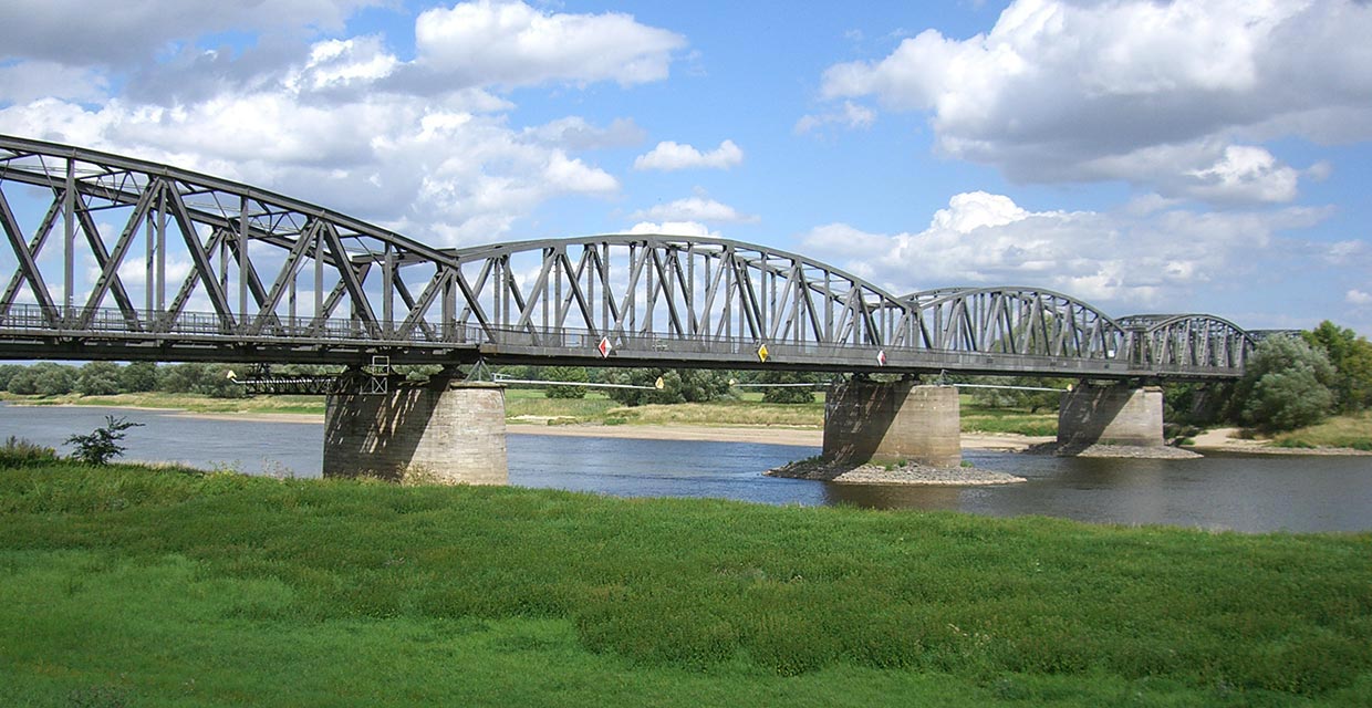 Elbe bei Barby mit Bahnbrücke