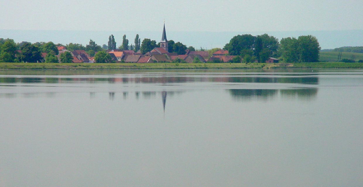 Blick über das Rückhaltebecken nach Henschleben