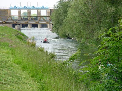 Paddler hinter Rückhaltebecken Straußfurt