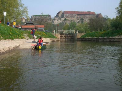 Paddler vor der Burg Wendelstein Paddler vor der Burg Wendelstein